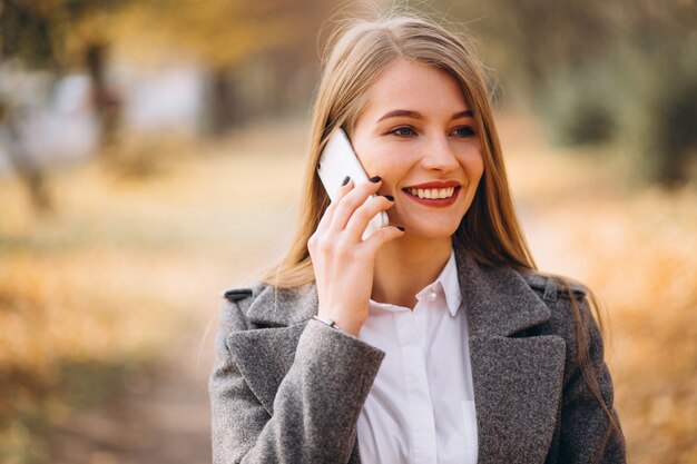 Młoda biznesowa kobieta opowiada na telefonie