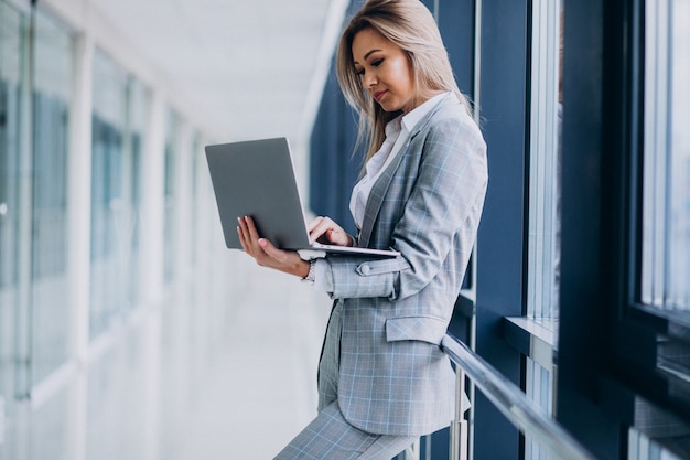 Bezpłatne zdjęcie młoda biznesowa kobieta pracuje na laptopie w komputerze