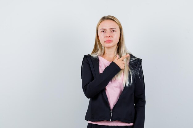 Bezpłatne zdjęcie młoda blondynka urocza kobieta na białym tle