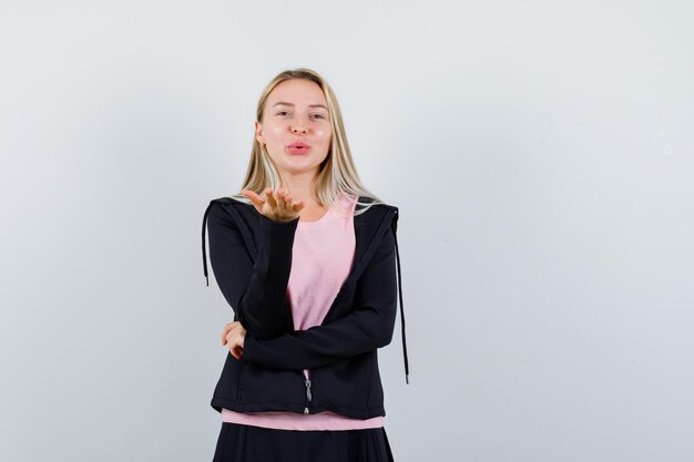 Młoda blondynka urocza kobieta na białym tle