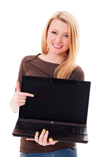 Młoda blondynka wskazując na swojego laptopa