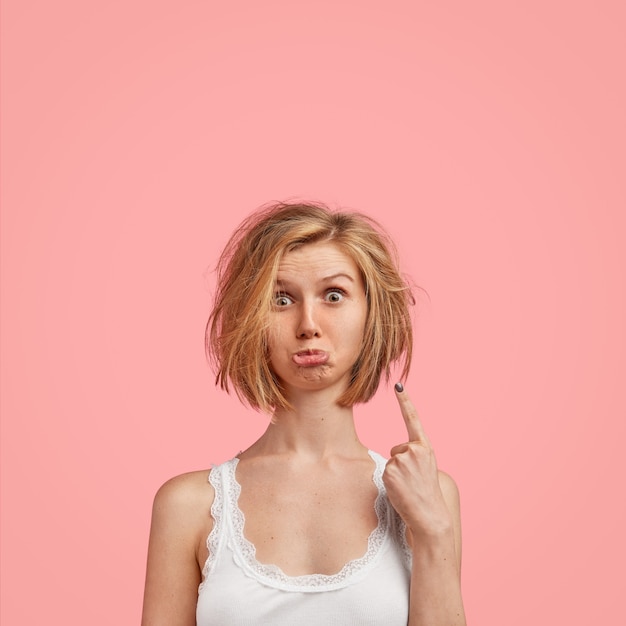 Bezpłatne zdjęcie młoda blondynka z rozczochranymi włosami