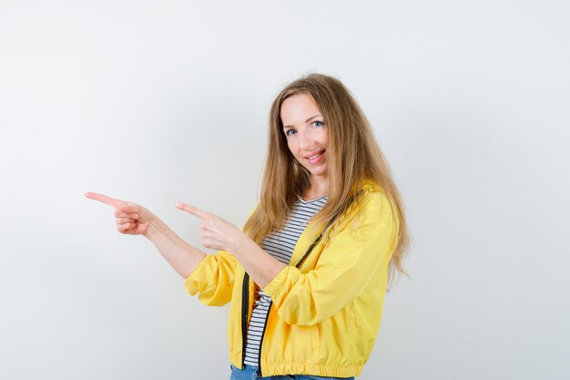 Bezpłatne zdjęcie młoda blondynki kobieta w żółtej kurtce