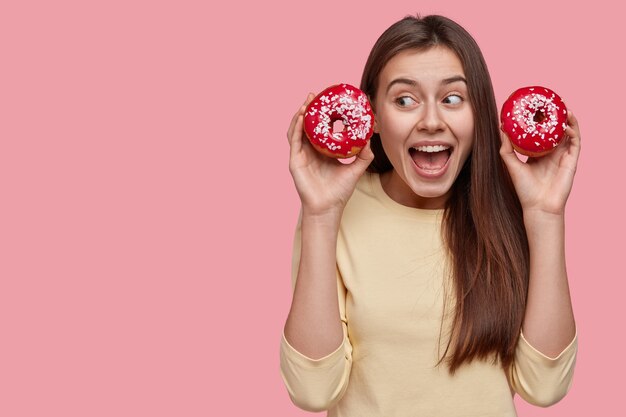 Młoda brunetka kobieta smaczne pączki