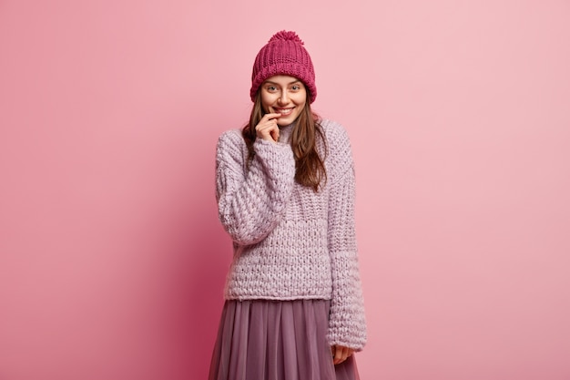 Młoda Brunetka Kobieta Ubrana W Kolorowe Zimowe Ubrania