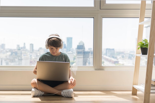 Młoda Chłopiec Bawić Się Na Laptopie