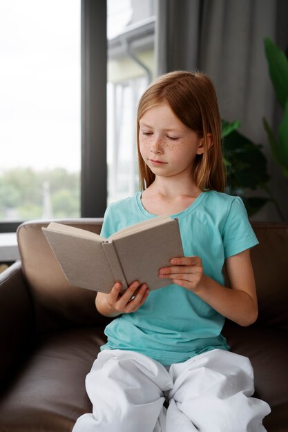 Młoda dziewczyna czyta książkę