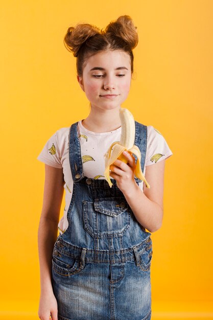 Młoda dziewczyna jedzenia banana