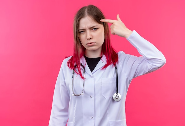 Młoda Dziewczyna Lekarza Na Sobie Stetoskop Medycznej Sukni - Na Różowej ścianie Odizolowane