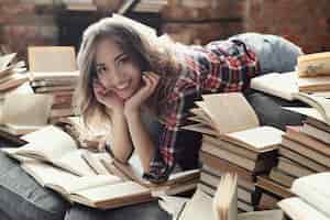 Bezpłatne zdjęcie młoda dziewczyna nastolatka czyta książkę w domu