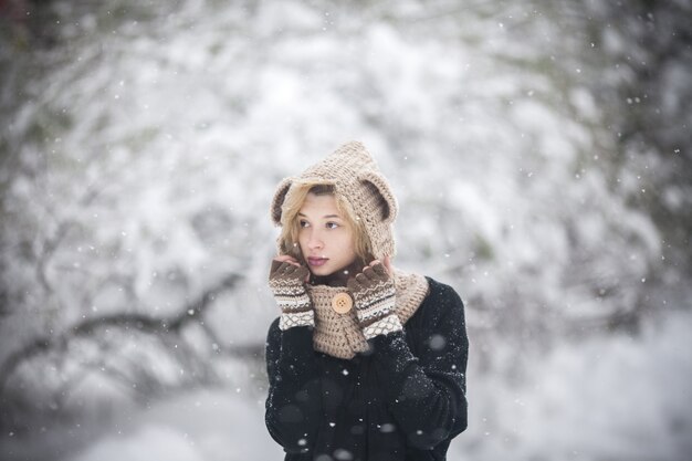 Młoda dziewczyna owinięta w śniegu