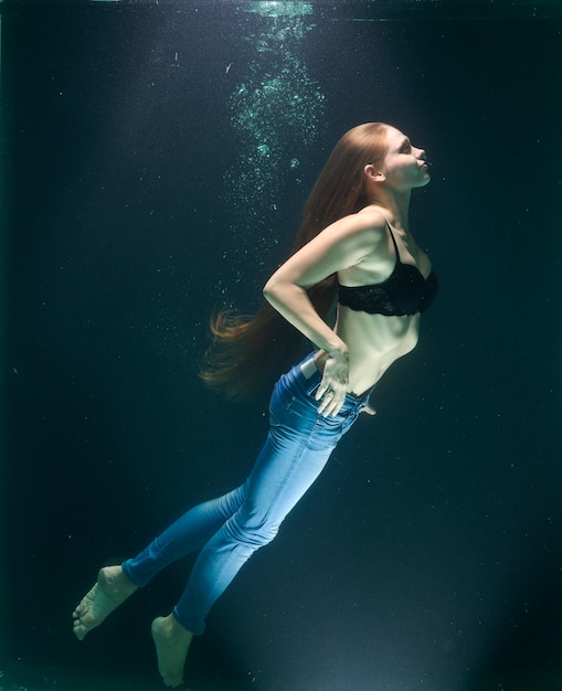 Młoda dziewczyna pod wodą