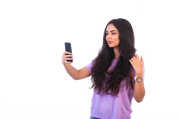 Młoda dziewczyna przy selfie z jej telefonu komórkowego
