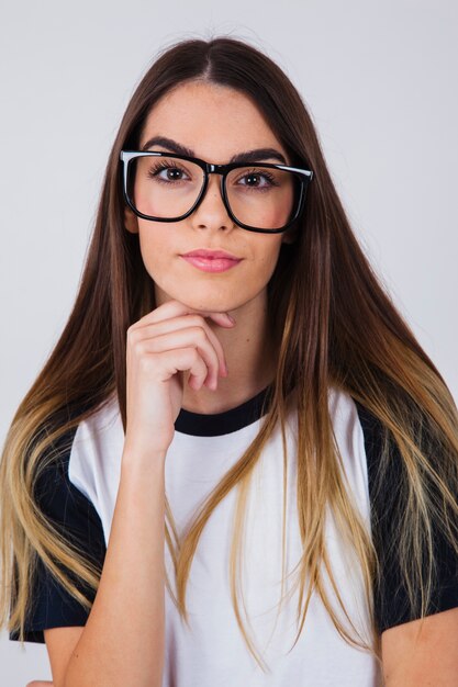Młoda dziewczyna stwarzających w okularach