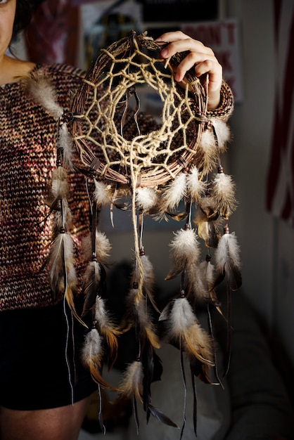 Młoda dziewczyna trzyma DIY dreamcatcher