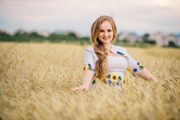 Młoda dziewczyna w ukraińskim stroju narodowym pozowała na polu wieńca