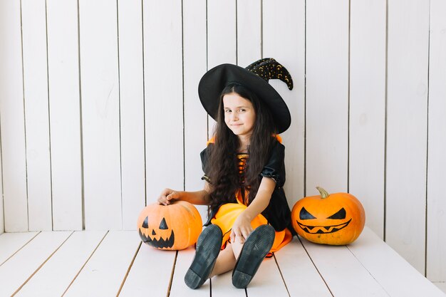 Młoda Halloween czarownica i Jack-O-Lanterns