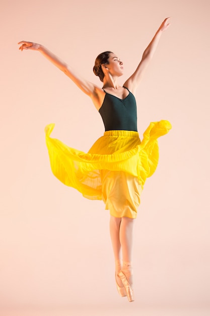 Młoda i niezwykle piękna baletnica tańczy w studio