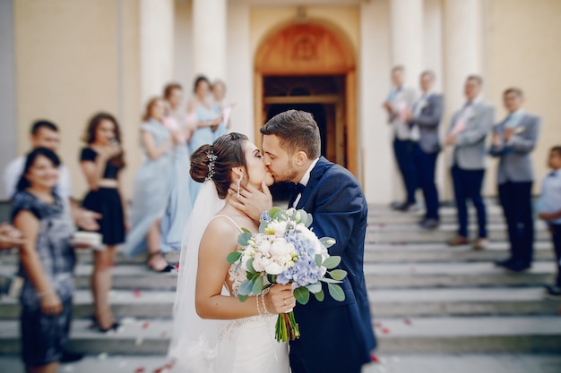 Młoda I Piękna Panna Młoda Stoi Obok Domu Z Mężem