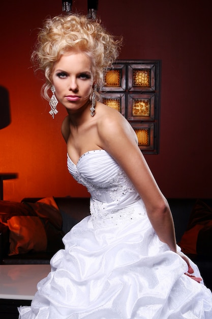 Bezpłatne zdjęcie młoda i piękna panna młoda w sukni ślubnej