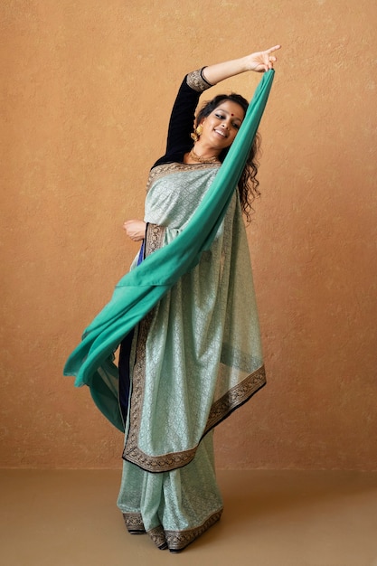 Bezpłatne zdjęcie młoda indyjska kobieta nosi sari