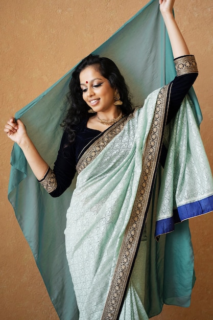Młoda indyjska kobieta nosi sari