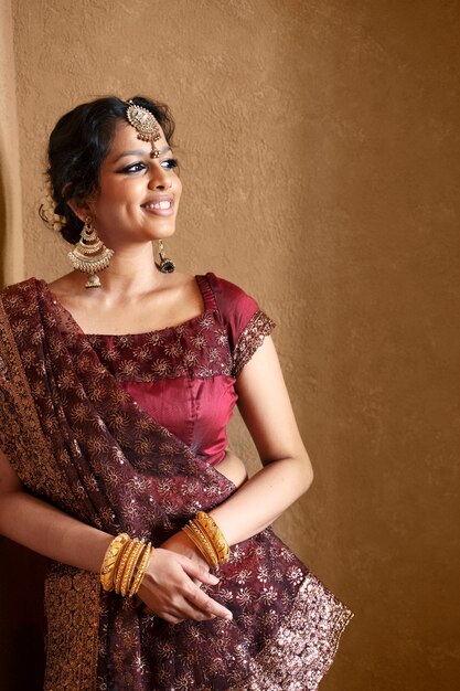 Młoda indyjska kobieta nosi sari