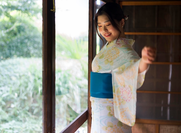 Młoda japonka ubrana w kimono