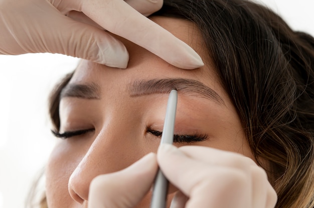 Młoda klientka przechodząca zabieg microblading