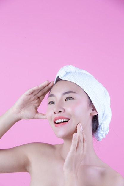Młoda kobieta Asia z czystym świeżym skóra dotyka swój twarz, Ekspresyjni wyrazy twarzy, kosmetologia i zdrój.