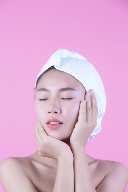 Młoda kobieta Asia z czystym świeżym skóra dotyka swój twarz, Ekspresyjni wyrazy twarzy, kosmetologia i zdrój.