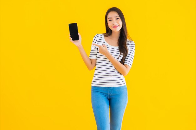 młoda kobieta azjatyckich uśmiech szczęśliwy wykorzystanie inteligentnego telefonu komórkowego