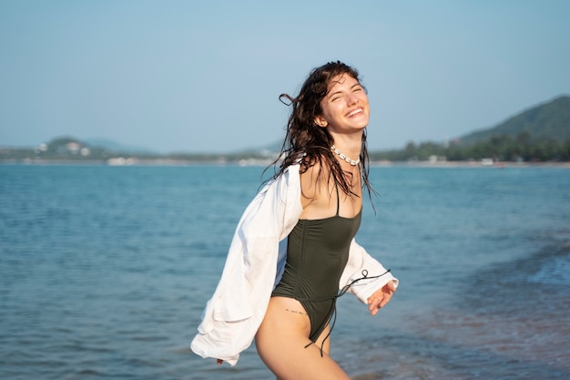 Młoda kobieta bawi się nad morzem