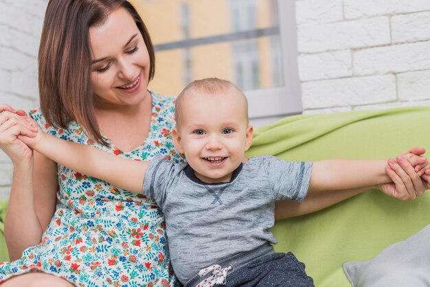 Młoda kobieta bawi się z jej radosne syna