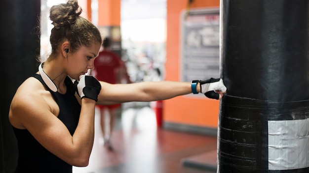 Bezpłatne zdjęcie młoda kobieta boks w gym