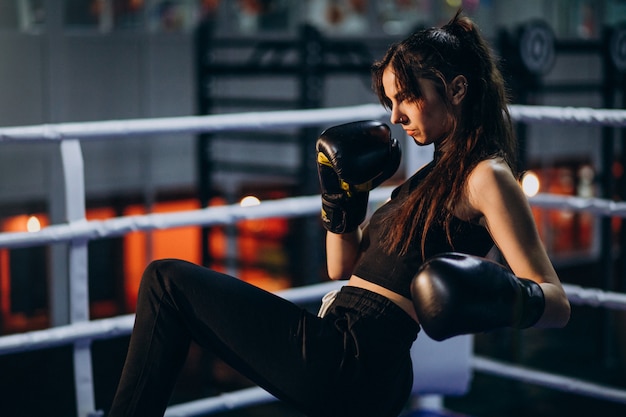 Młoda kobieta bokser trening na siłowni