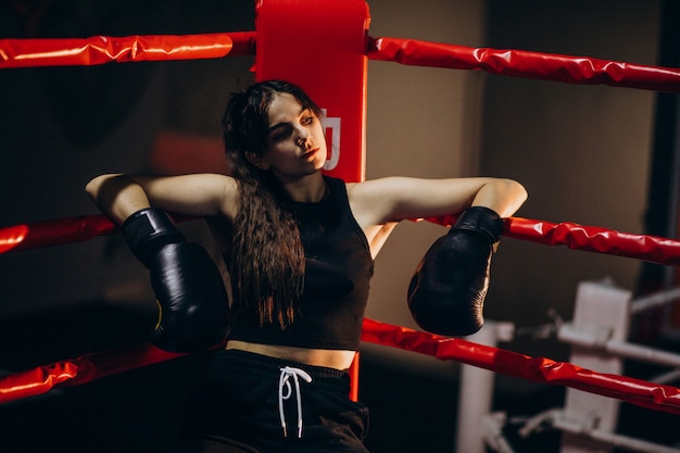 Młoda kobieta bokser trening na siłowni
