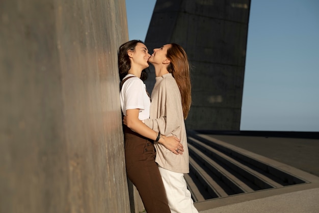 Bezpłatne zdjęcie młoda kobieta całuje swoją dziewczynę