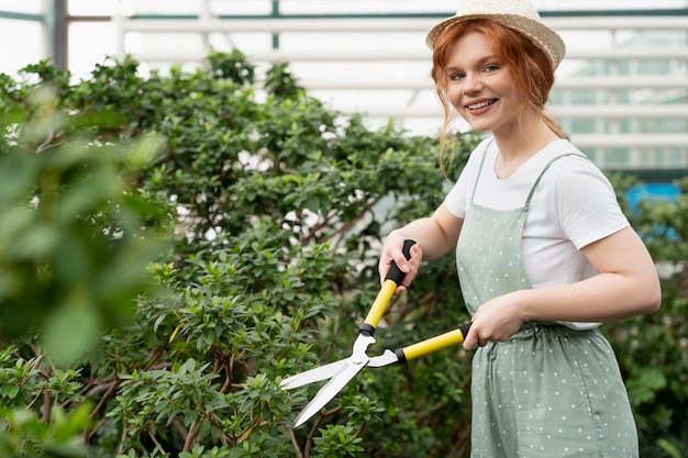 Bezpłatne zdjęcie młoda kobieta dbająca o swoje rośliny