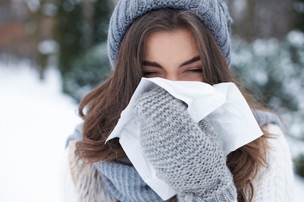 Młoda kobieta drzemie w zimie