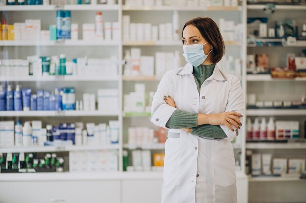 Młoda kobieta farmaceuty w aptece