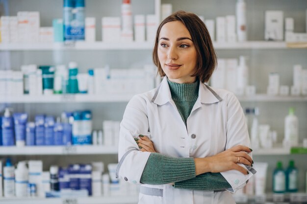 Młoda kobieta farmaceuty w aptece