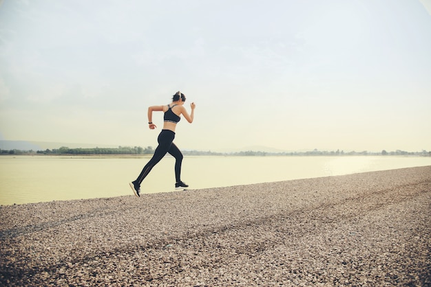 Bezpłatne zdjęcie młoda kobieta fitness biegacz