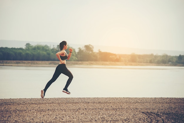 Bezpłatne zdjęcie młoda kobieta fitness biegacz