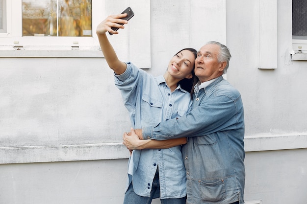 Młoda Kobieta I Jej Dziadek Selfie