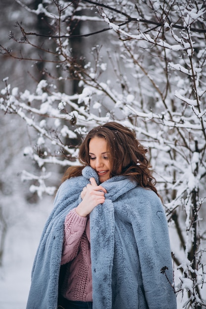 Bezpłatne zdjęcie młoda kobieta idzie w winter park