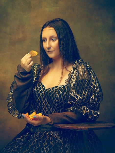 Młoda kobieta jako Mona Lisa, La Gioconda odizolowana na ciemnozielonym
