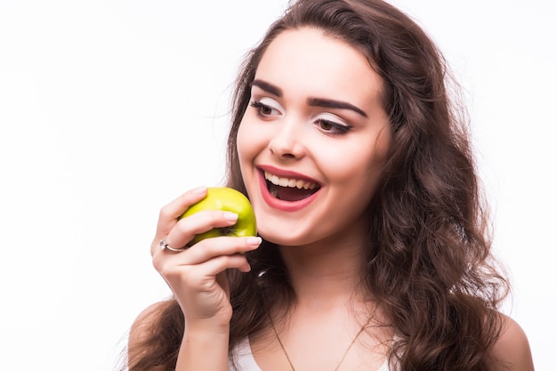 Młoda kobieta je zielone jabłko. Zdrowie zębów. Stomatologia