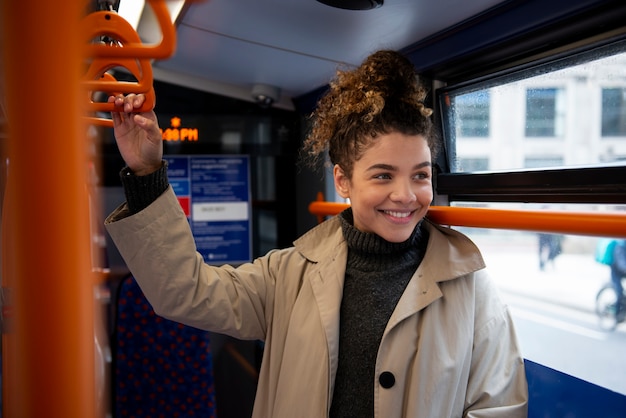 Młoda kobieta jedzie autobusem po mieście
