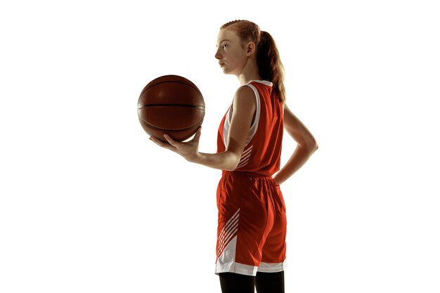 Młoda kobieta koszykarz pozowanie pewnie na białym tle na białej ścianie